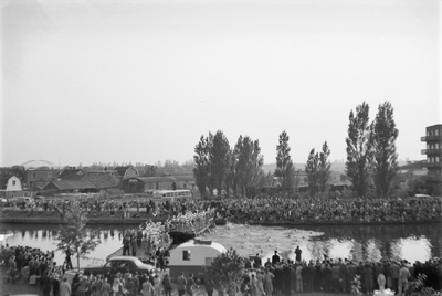 825453 Afbeelding van de start van de 2 km.-zwemwedstrijd in het Merwedekanaal te Utrecht, gezien vanaf het huis ...